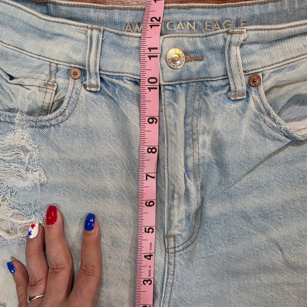 American Eagle Baggy Mom Shorts Womens 6 Light Wash Distressed High Rise Denim